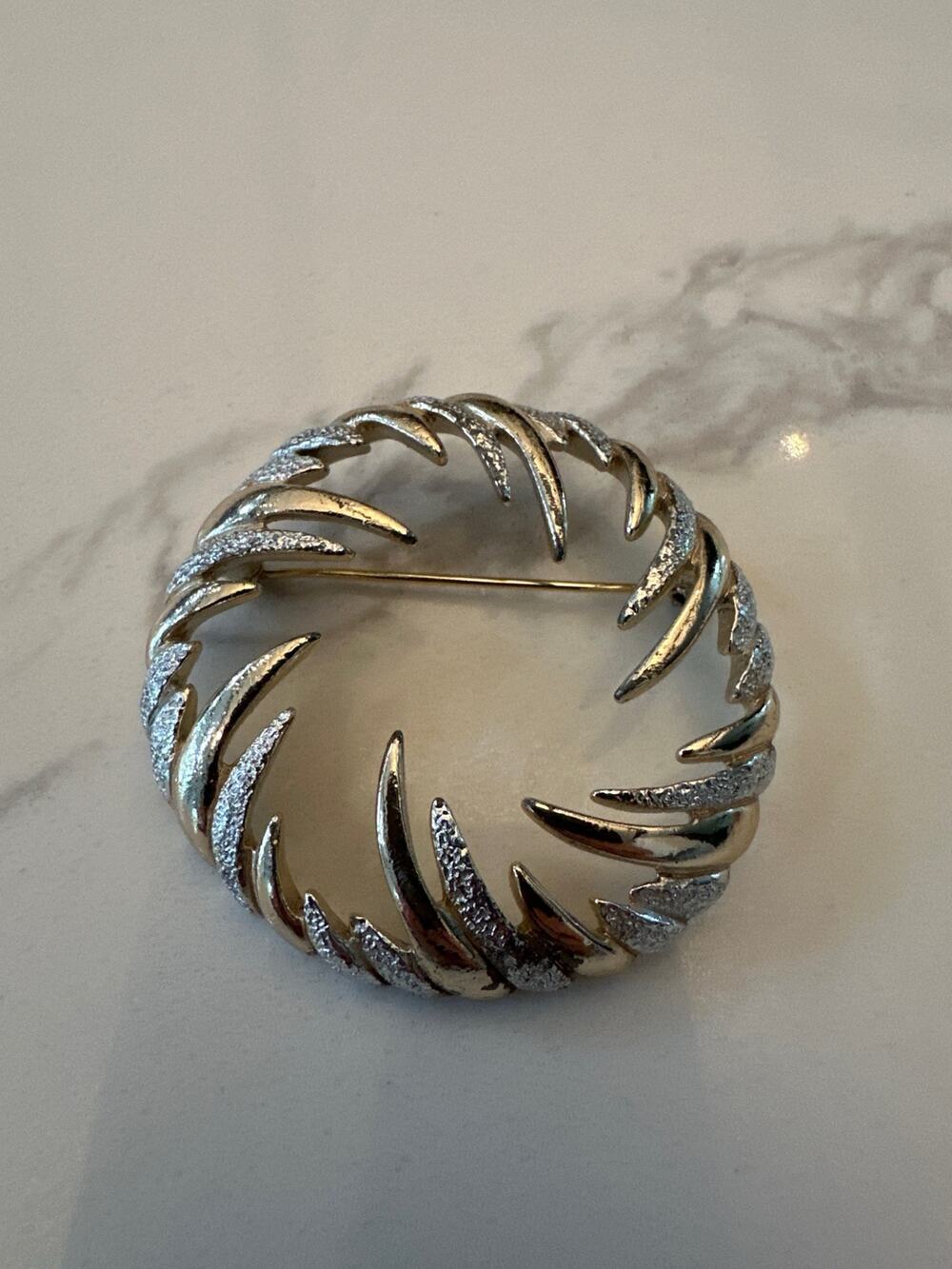 Vintage Sarah Coventry Gold Tone Textured Swirl Wreath Brooch Pin 1960s 1970s